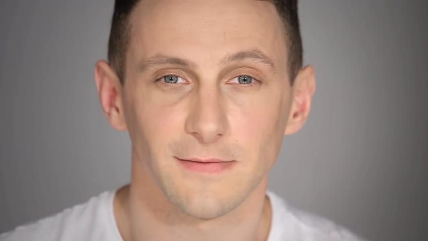 Édesanyja szeme láttára zaklatta szexuálisan egy nő a Vígszínház színészét