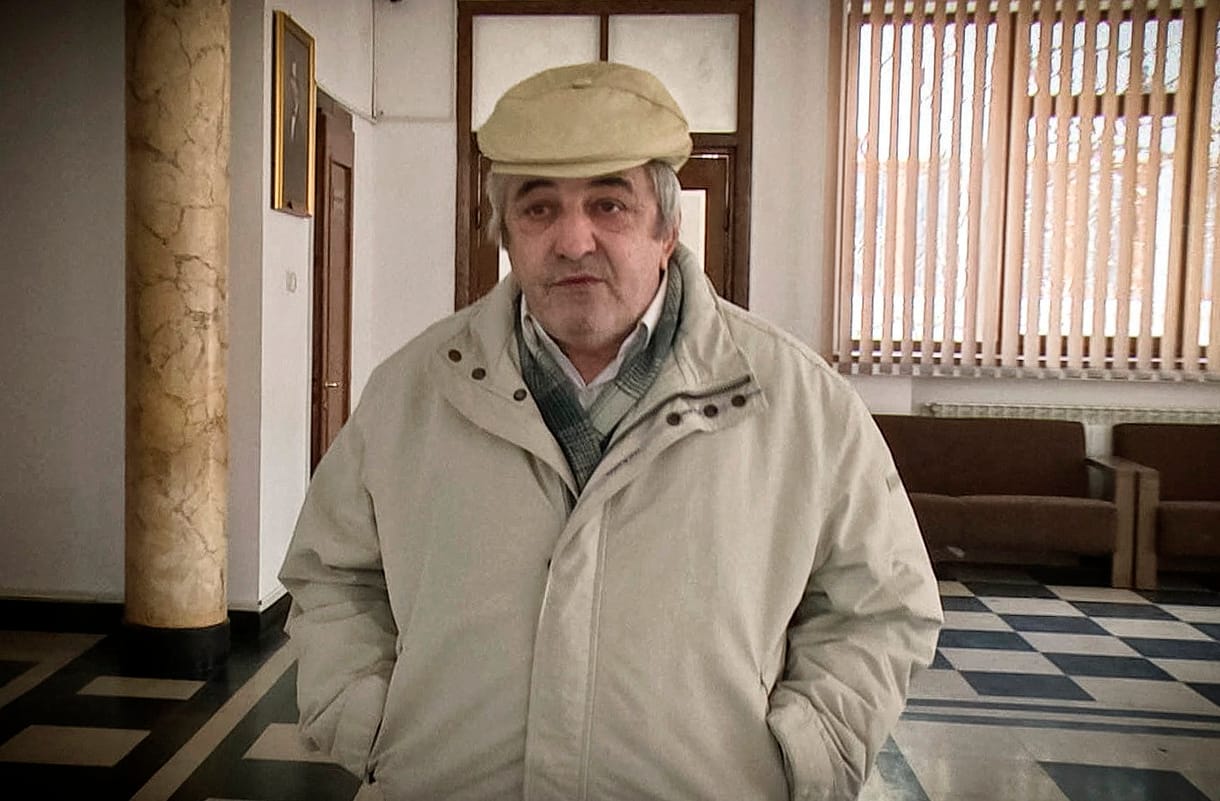 Ez a férfi hivatalosan nem él és egy ideig még halottként kell élnie – fotó