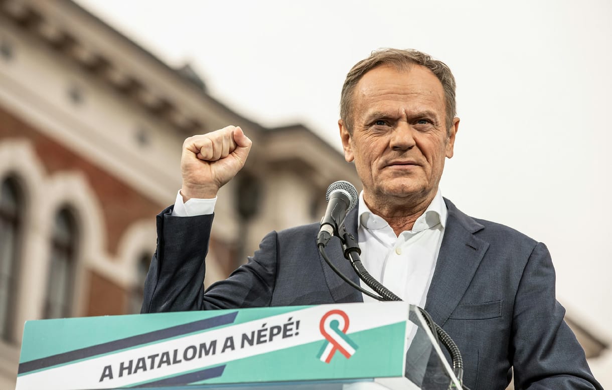 Kigolyózná a politikából a lengyel kormánypárt az ellenzék vezérét, Donald Tuskot