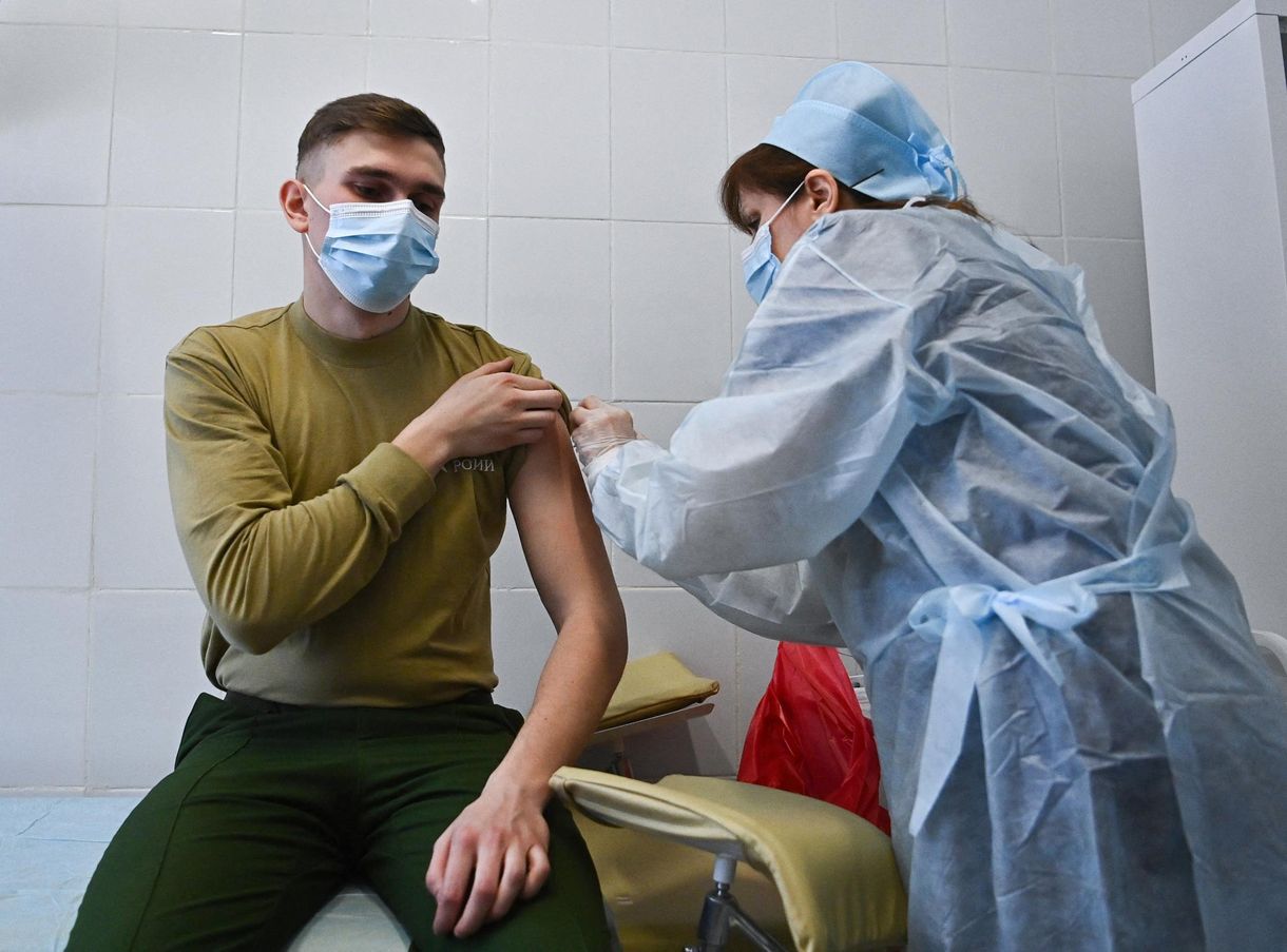 Vizsgálja az EMA, hogy tényleg önként vettek-e részt az orosz katonák a Szputnyik V tesztelésében 