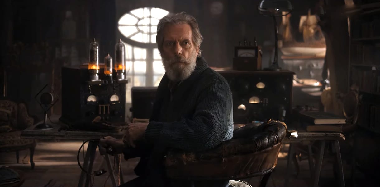 Dr. House a nácik ellen: alig lehet felismerni Hugh Laurie-t a Netflix új sorozatában