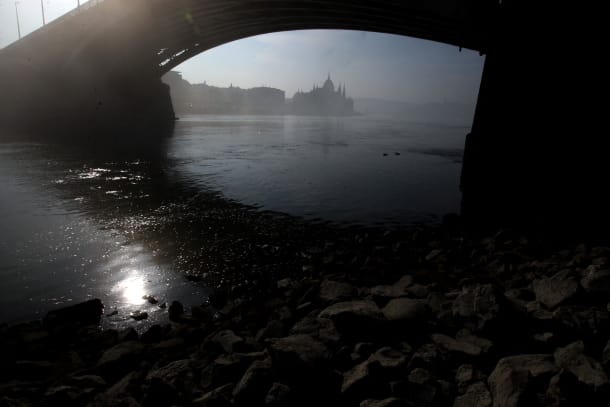 Apad a Duna, leállíthatják a kereskedelmi hajókat