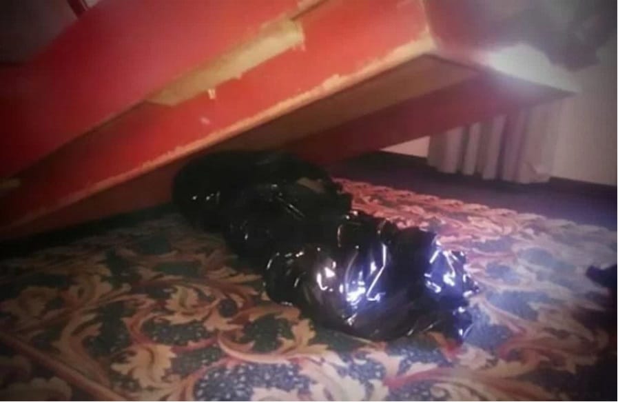 Egy hétig fogadtak vendéget a hotelszobában, amelynek ágya alatt hulla volt