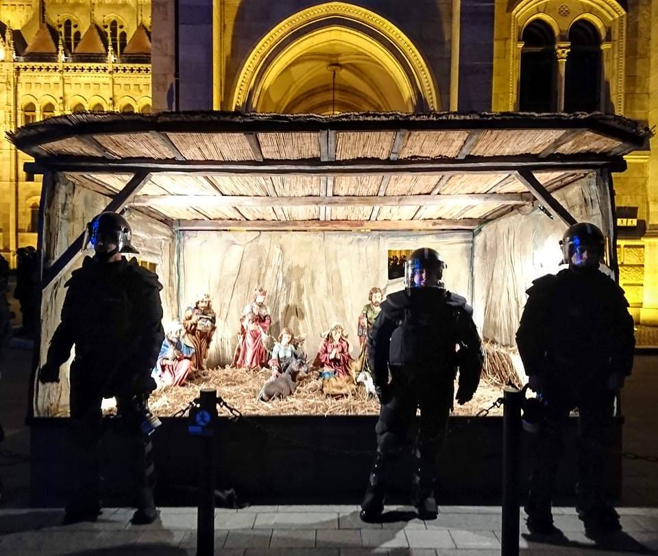 Amikor a betlehemet is rohamrendőrök védik