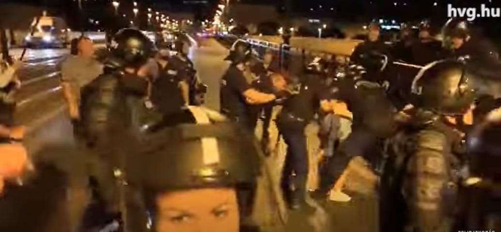 Így vitték földre az egyik tüntetőt a rendőrök – videó