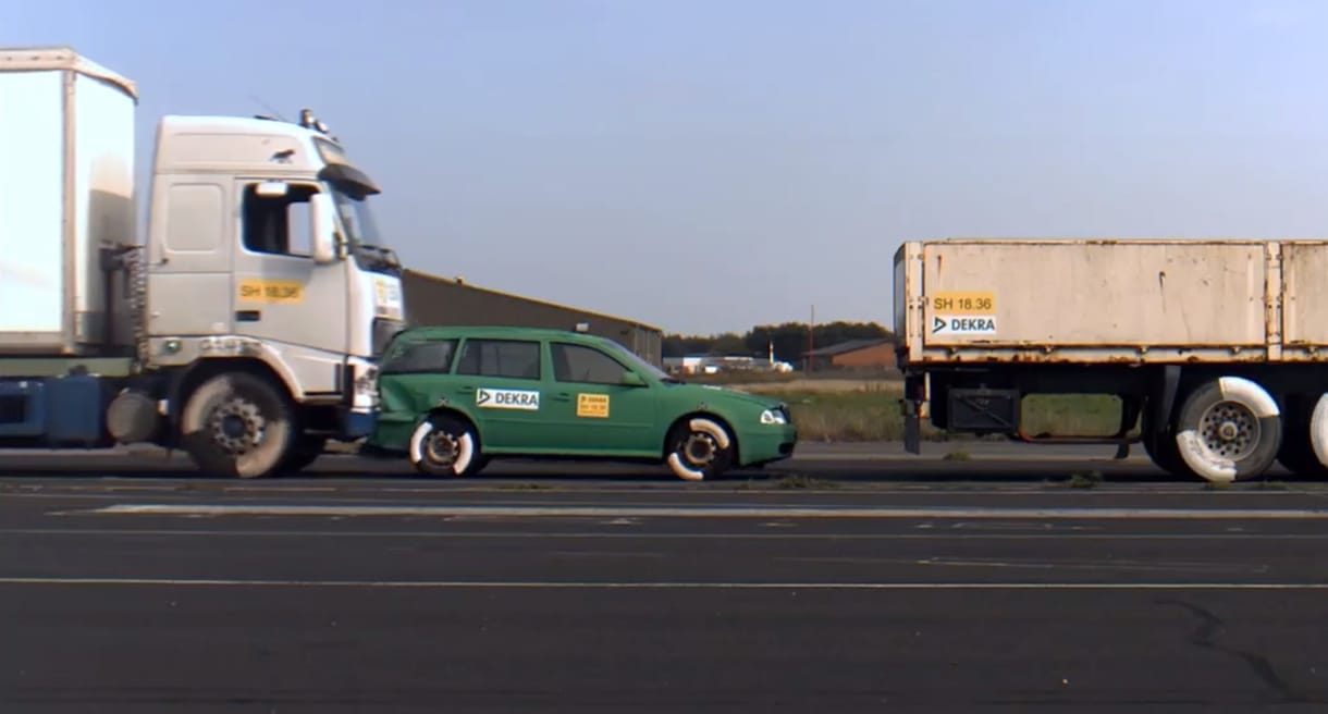 Csak 43 km/órával haladt ez a kamion, mégis ripityára zúzta az előtte álló kocsit