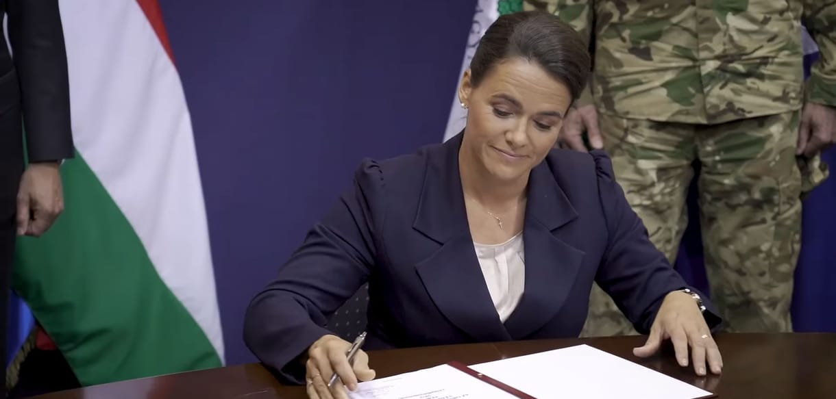 Novák Katalin aláírta az ország fegyveres védelmének tervét