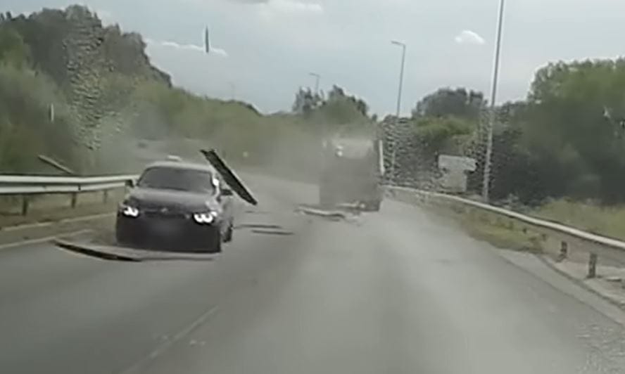 Vétlen autóst talált el egy konténeres kocsiról lerepülő építési törmelék – videó