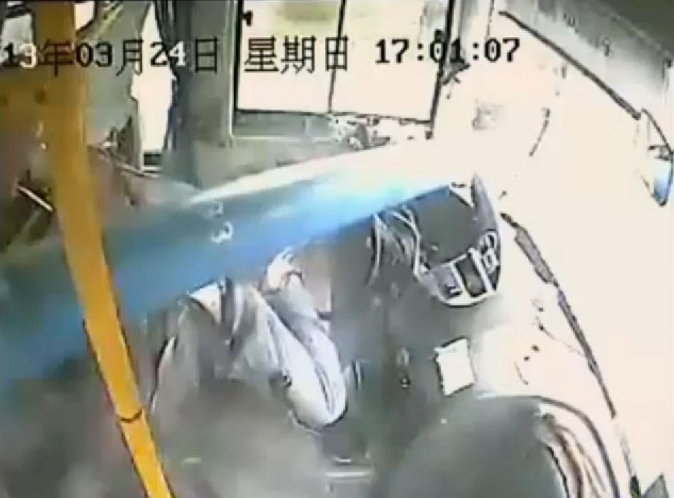 Íme, a leghősiesebb buszsofőr – videó