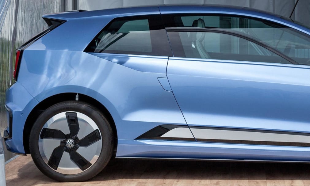 Bemutatták a jövő VW Golfját, amit robot tölt fel automatikusan
