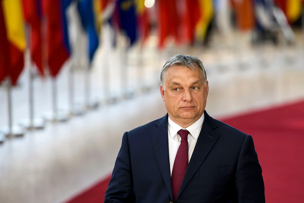 Orbán azért áll vesztésre Sargentinivel szemben, mert nem tud dönteni a jobbközép és a populisták közt