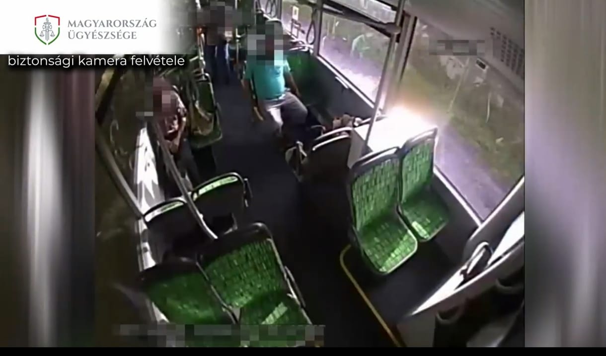 Dühös lett a gyalogos, kocsiba ült, majd büntetőfékezett egy busz előtt
