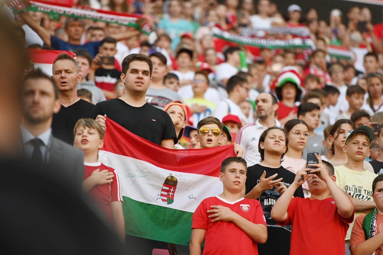 Kovács Zoltán megvédte a letérdelő angolokat fújoló magyar gyerekeket
