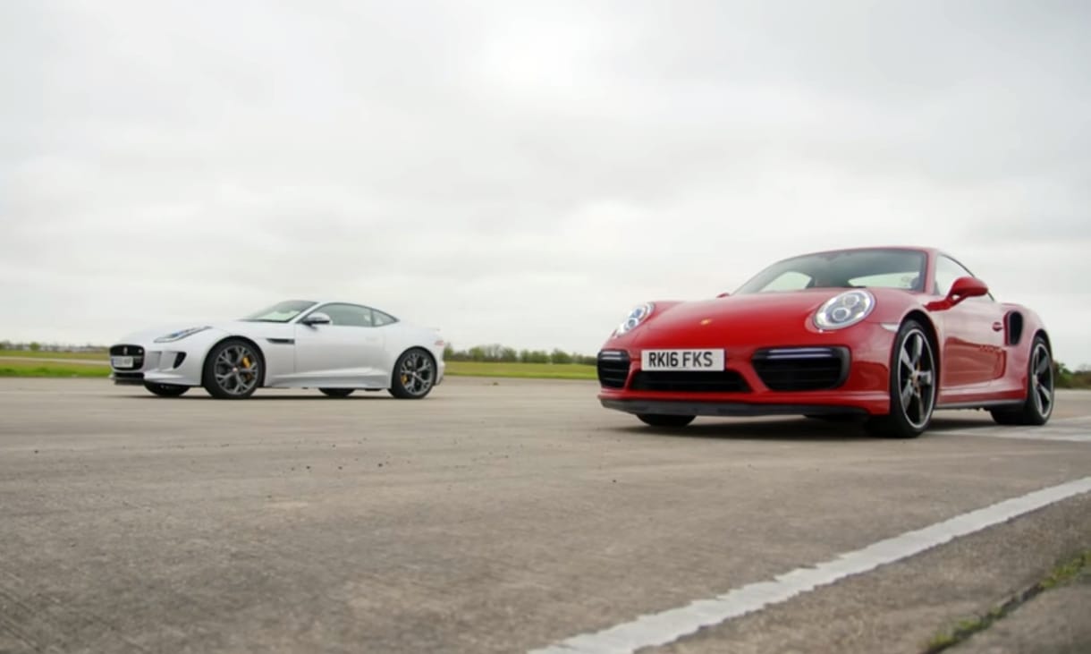 Így hagyja állva a Porsche a Jaguar sportkocsiját – videó