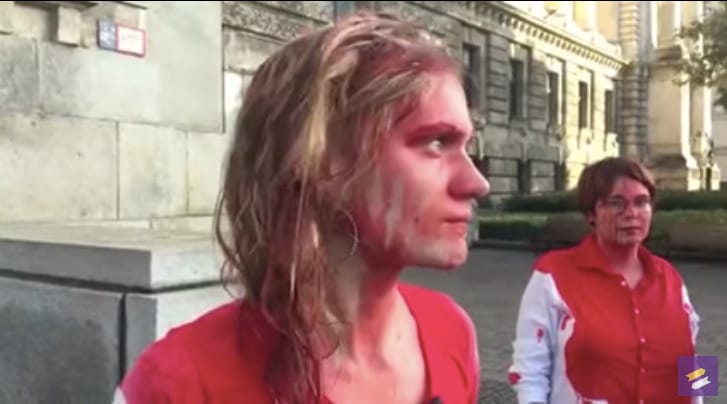 Vörös festékkel öntötték le magukat az aktivisták, a rendőrök igazoltatták őket