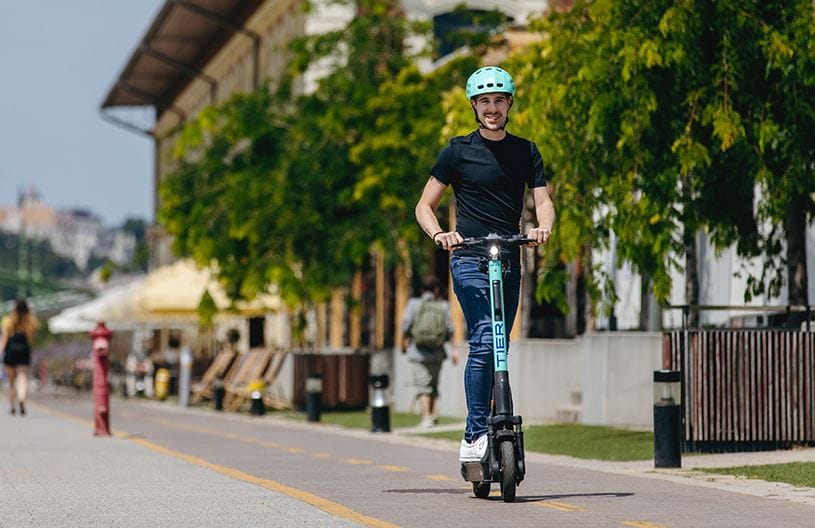 Bírságot kell fizetni az e-rollerek és a biciklik szabálytalan parkolásáért a fővárosban