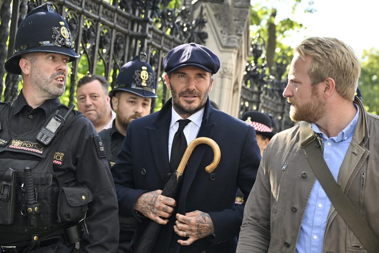 Hosszú órákig állt sorban David Beckham, hogy leróhassa tiszteletét II. Erzsébet koporsója előtt