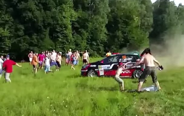 Ez közel volt: az utolsó pillantban rántja el a raliautó elől a fiát a néző