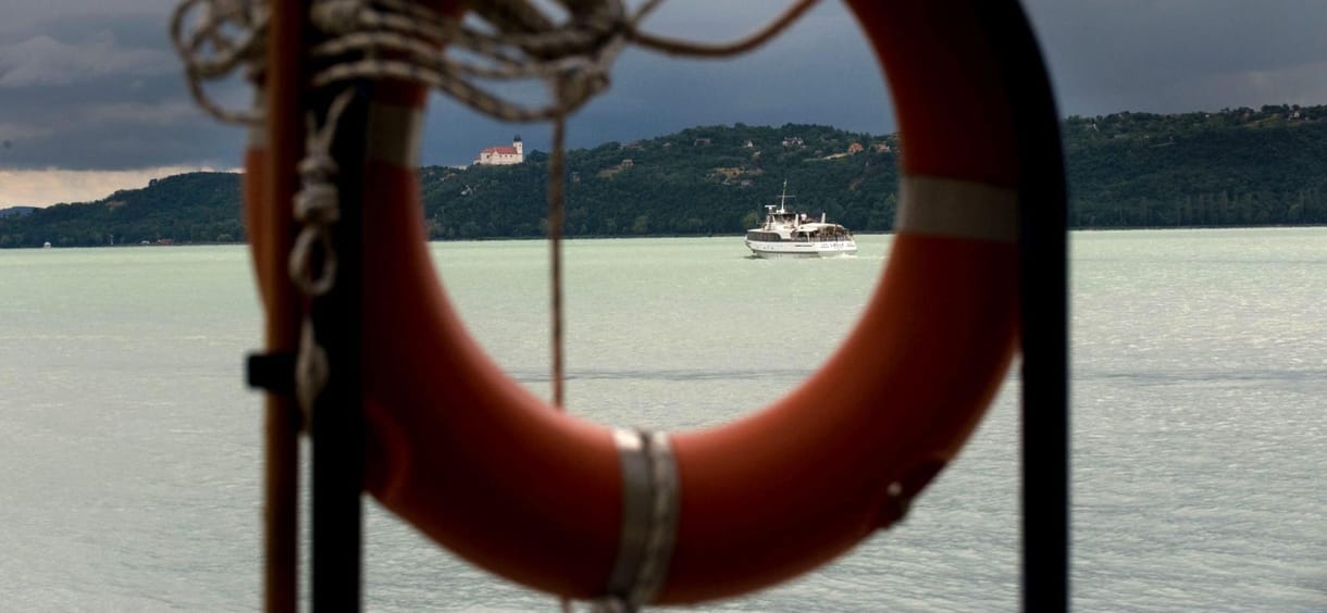 A Balatonban lelte halálát egy férfi, élőlánccal keresték a holttestét