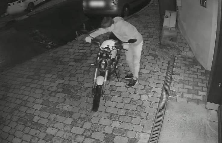 Tanácstalan tolvajt keresnek Pécsen, aki egy elektromos motort próbált meg berúgni -– videó