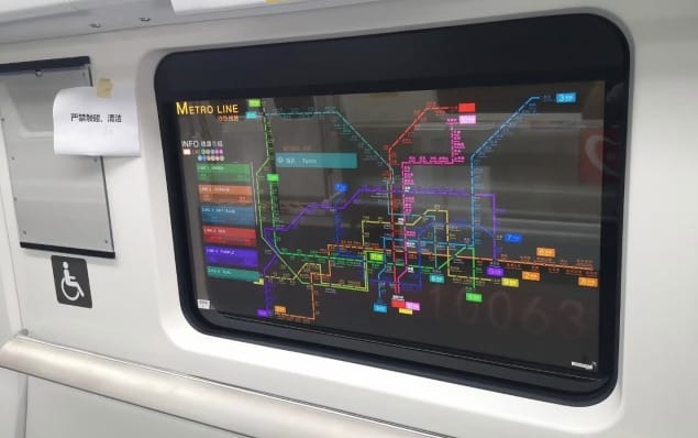 Szokatlan újítás a kínai metróban: lecserélnek néhány ablakot átlátszó képernyőre