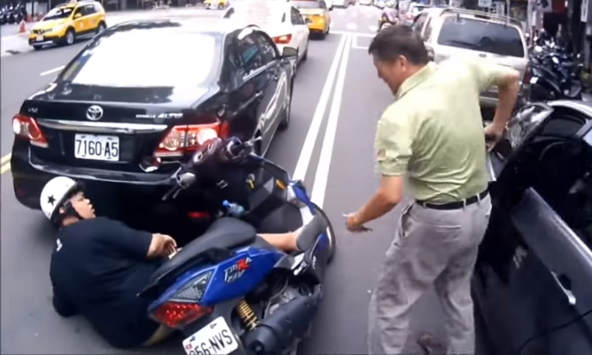 A baleset, ami után azt kívánja a motoros, bár ne segítettek volna neki – videó