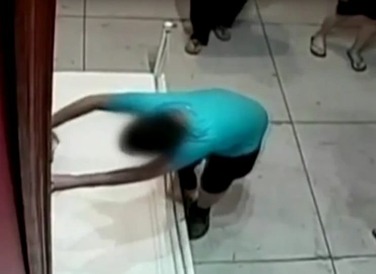 Béna diák tett tönkre egy értékes festményt Tajpejben - videó