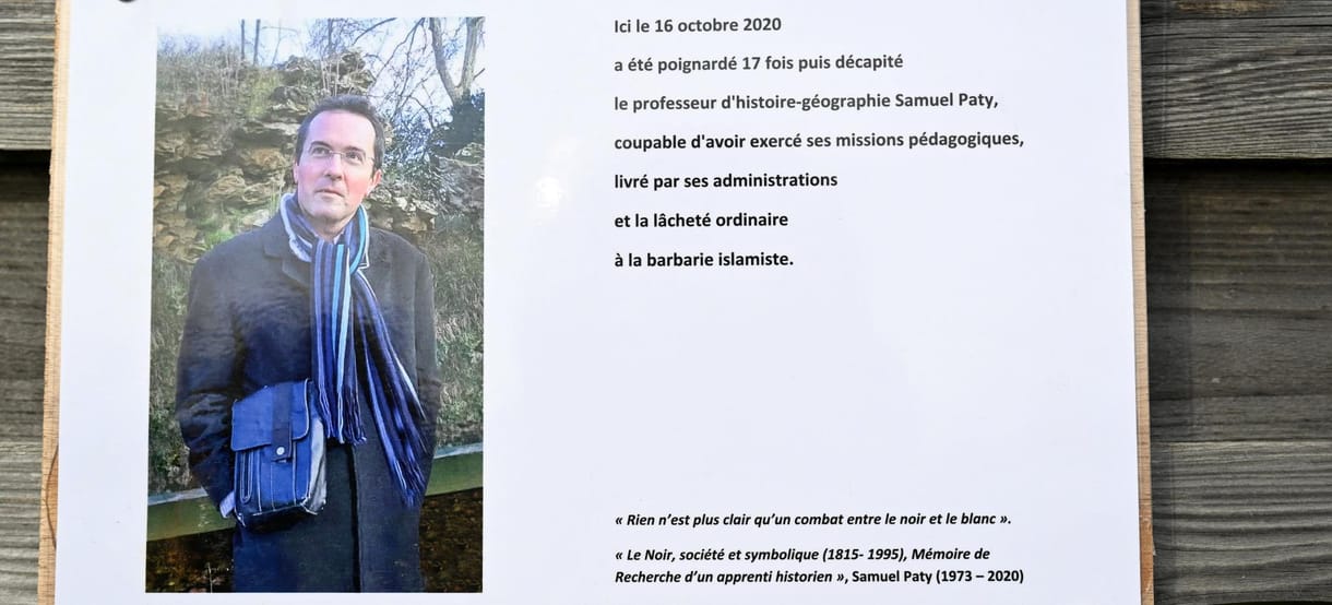 Nyolc embert ítéltek el a lefejezett párizsi tanár ügyében