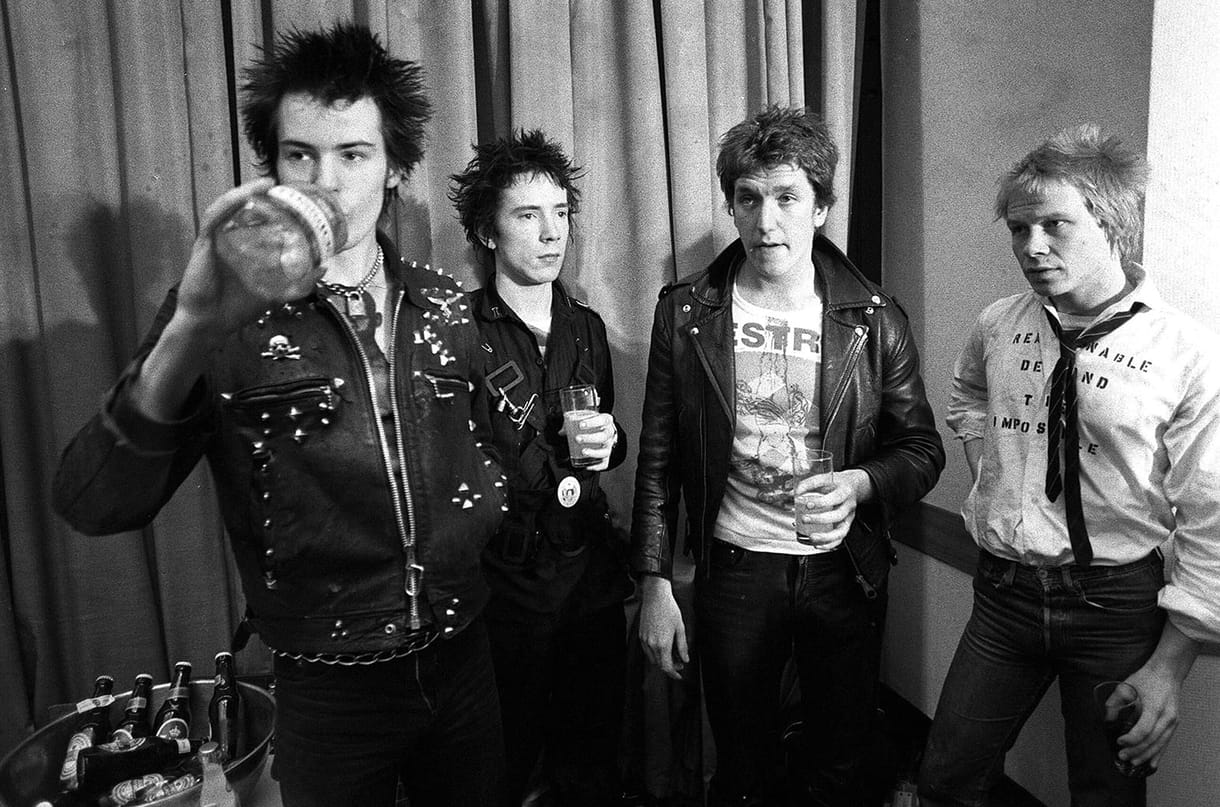Ő szolgáltatta az anarchia pengeéles akkordjait – itt a Sex Pistols-gitáros könyve