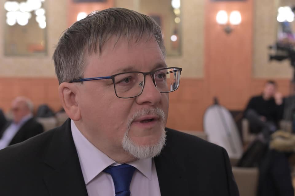 „Semmi különös. Jegyző úr bejött az irodába, köhögött párat”