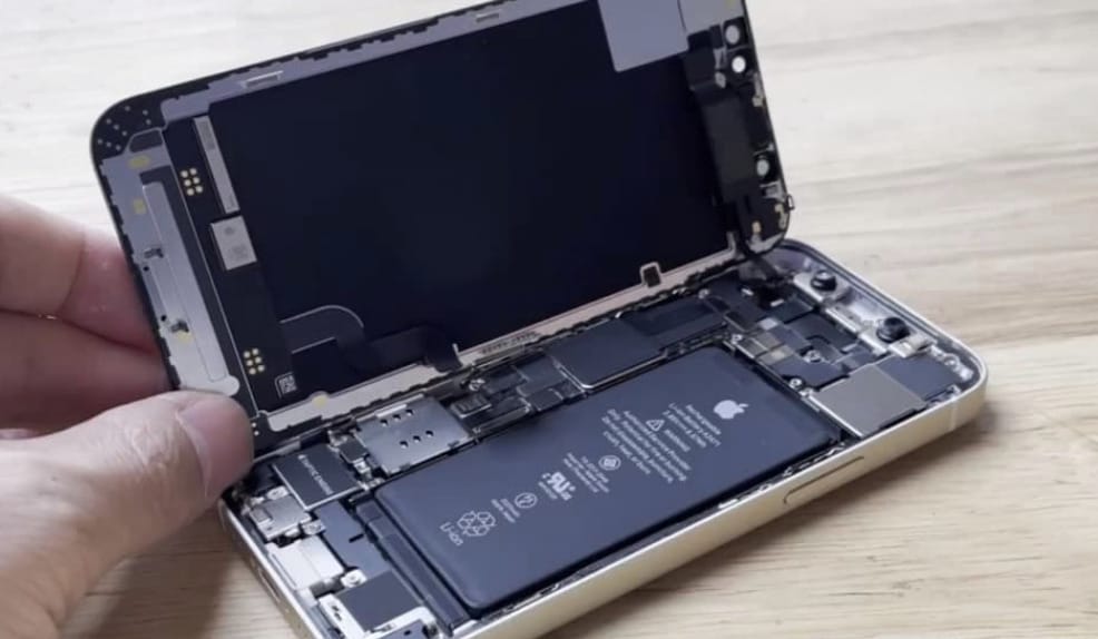 Beadta javíttatni az iPhone-ját az amerikai nő, kiposztolták az intim képeit