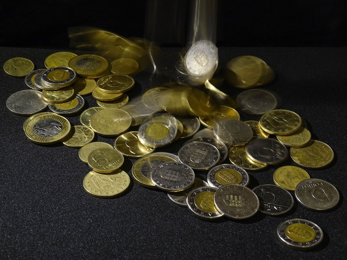Csúnya pofont kapott a forint, hiába vezet a magyar kormány kedvenc jelöltje az elnökválasztáson