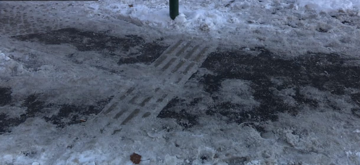 Kisétált a főútra egy látássérült, mert a letakarítatlan hó miatt nem tudott tájékozódni
