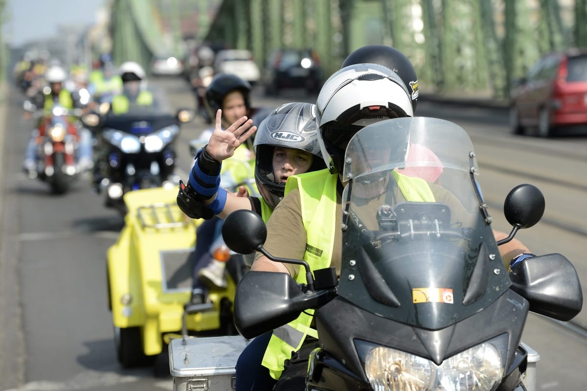 Fotók: motorozni vitték a Nemzetközi Pető Intézet gyermekeit