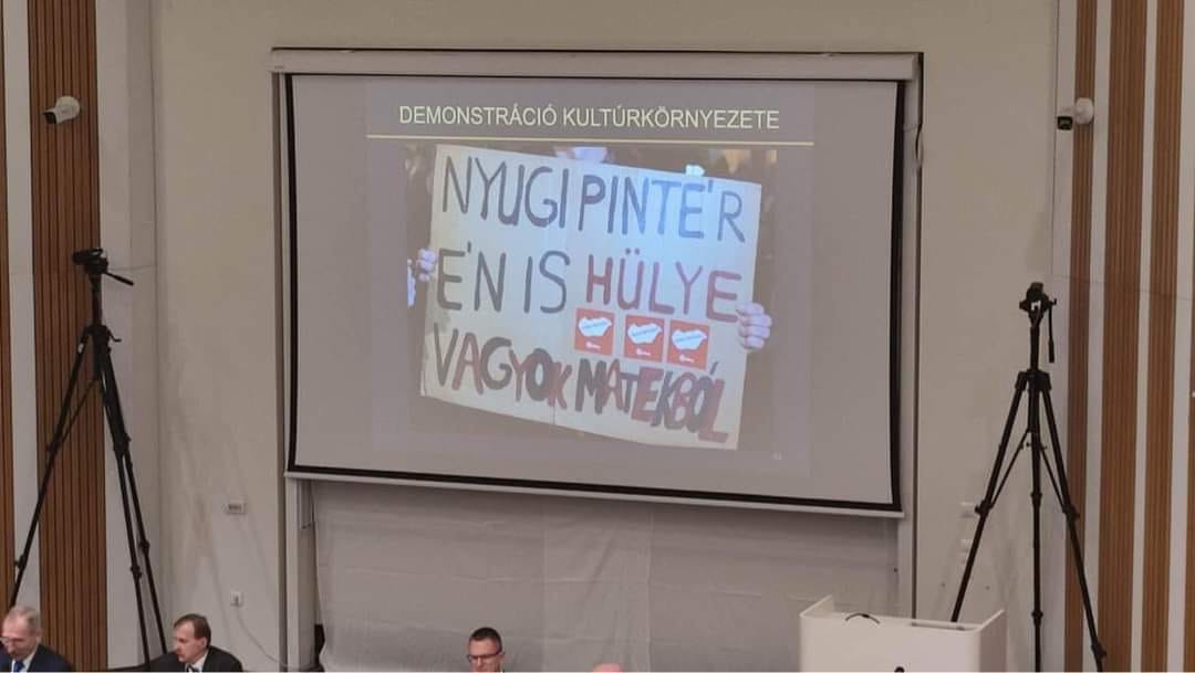 Pintér diavetítést rendezett a neki szóló csúnya üzenetekből