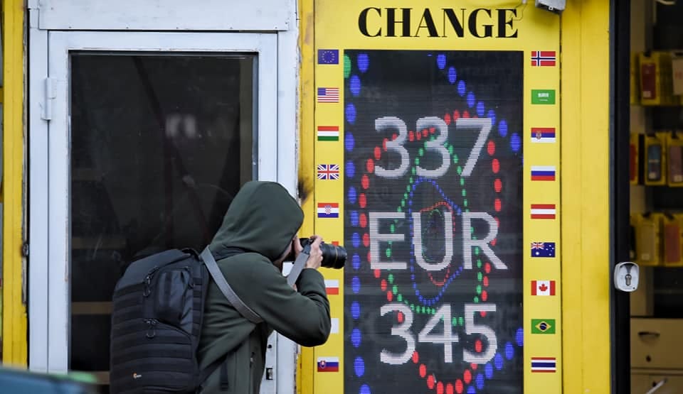 Hiába Matolcsy ellenállása, egyre több magyar szeretne eurót