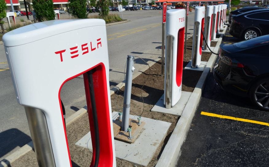 Felturbózzák a Tesla gyorstöltőit