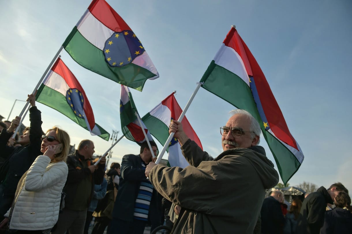 Kapkodó gazdaságpolitikai barkácsolásról és nagy válságkezelő történelmi példákról készült összefoglaló kötet