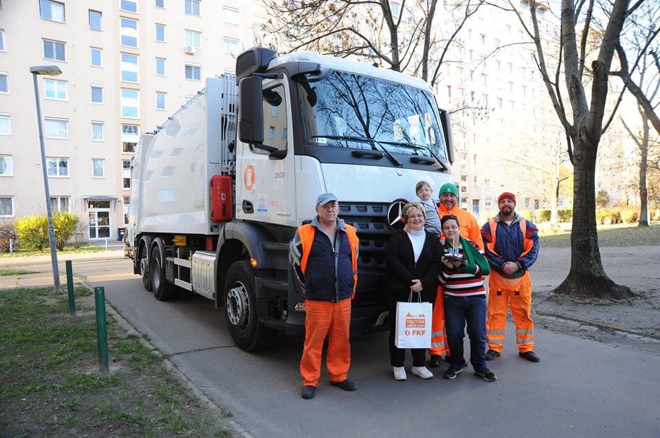 Szívmelengető fotók: kukások leptek meg szülinapján egy kisfiút