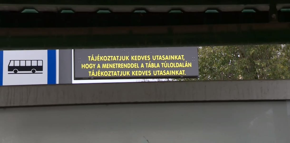 Kecskeméten háttal szerelték fel a digitális menetrend táblát