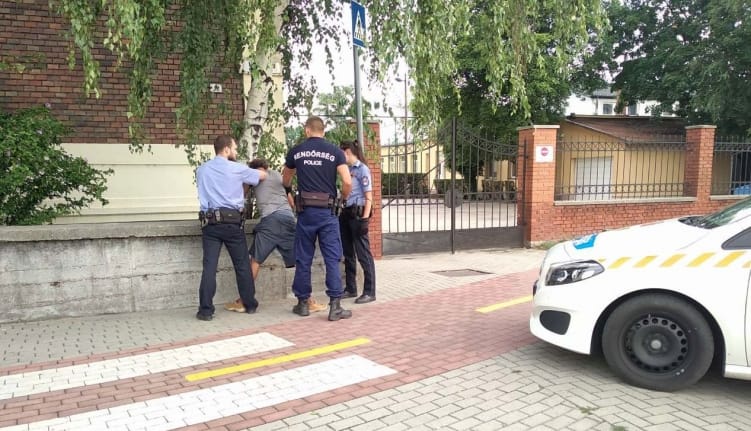 Hátulról ütlegelt véletlenszerűen kiválasztott nőket a bátor győri férfi