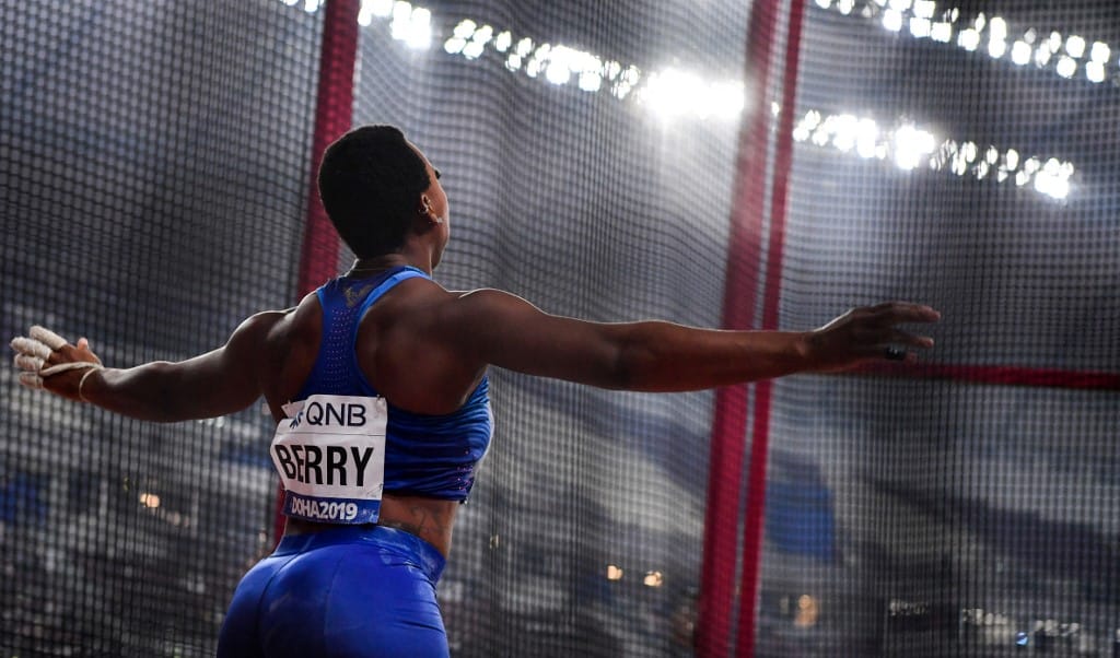 A himnusz alatt hátat fordított az amerikai zászlónak egy fekete sportoló