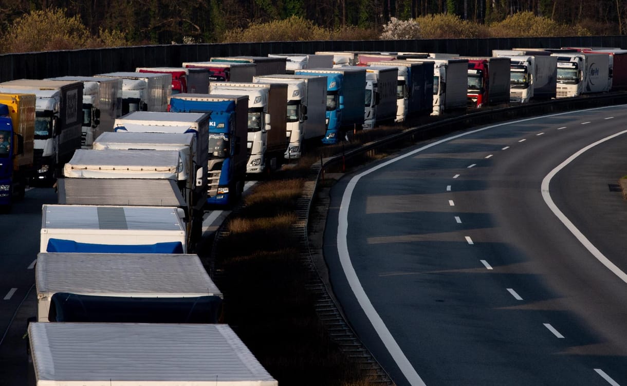Több kilométeres a dugó az M0-son mindkét irányba