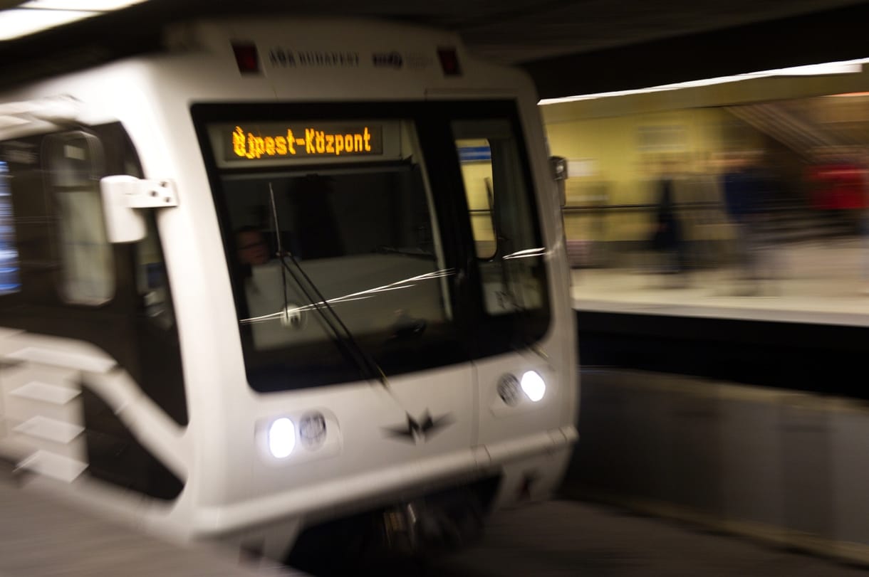 Gázolt a 3-as metró a Klinikáknál