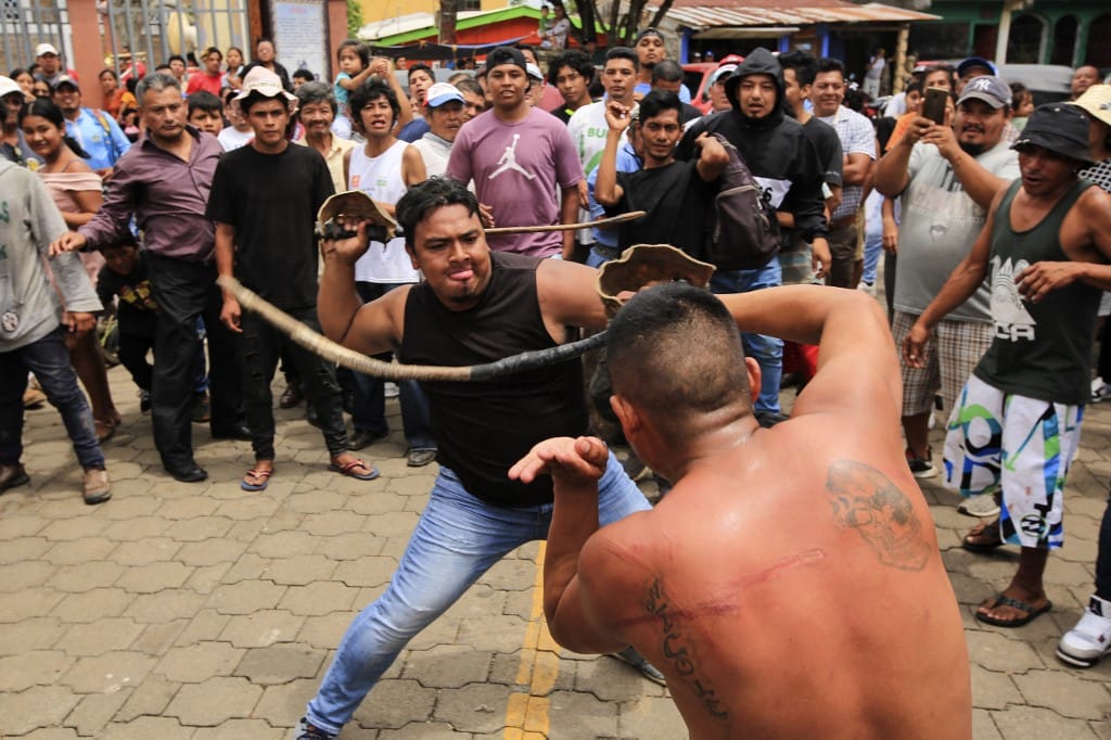 Szárított bikapénisszel korbácsolják egymást az emberek egy jó nicaraguai szokás szerint