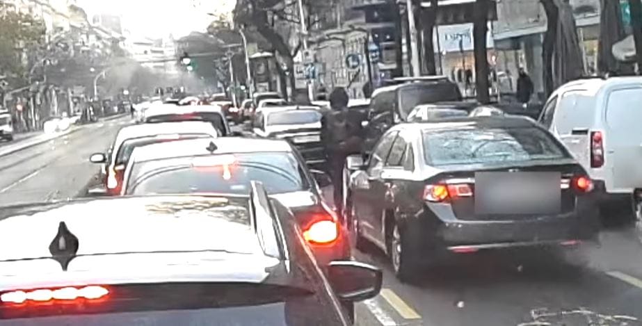 Videón, ahogy hátulról elcsapja a Teréz körúti kerékpársávon biciklizőt egy autós