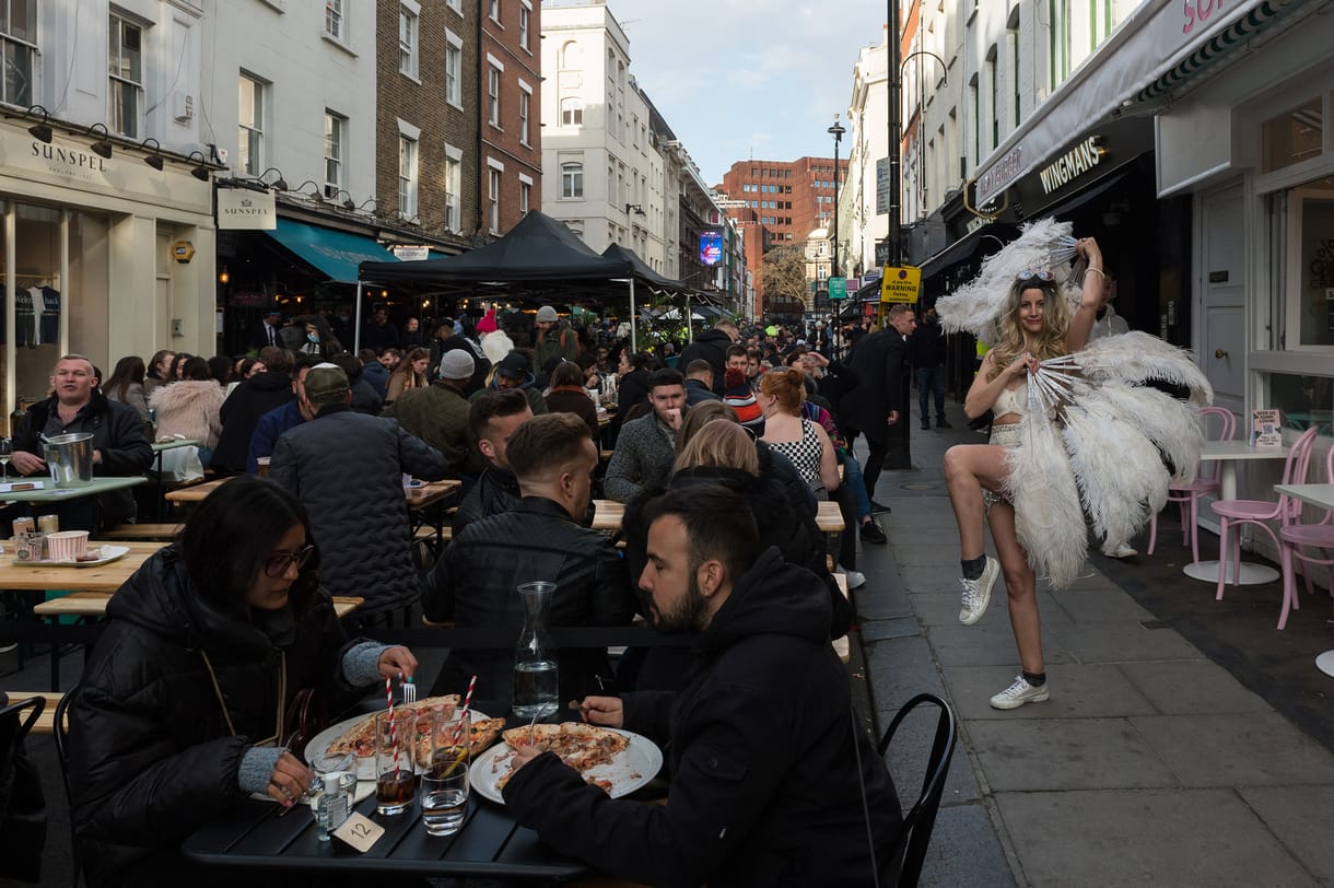 Ez már egy más világ: így nézett ki 97 nap után az első szabad este a briteknél