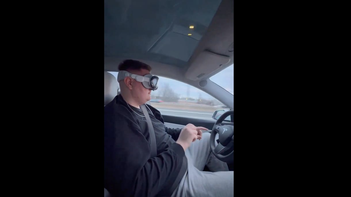 A volán mögött, a Tesla bekapcsolt önvezető módjában használta az Apple Vision Prót – a rendőrség nem értékelte (videó)