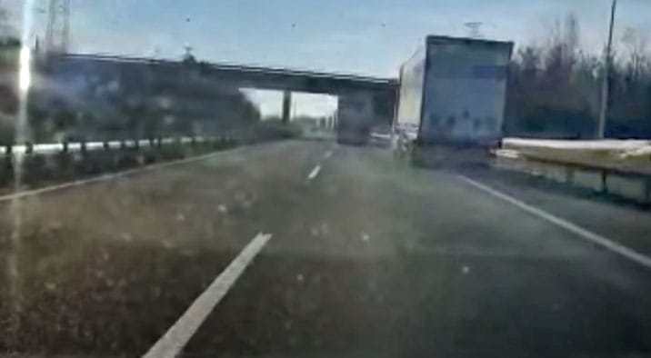 Pénzbüntetéssel megúszta a sofőr, aki a kamionjával ittasan szlalomozott az M1-esen - videó