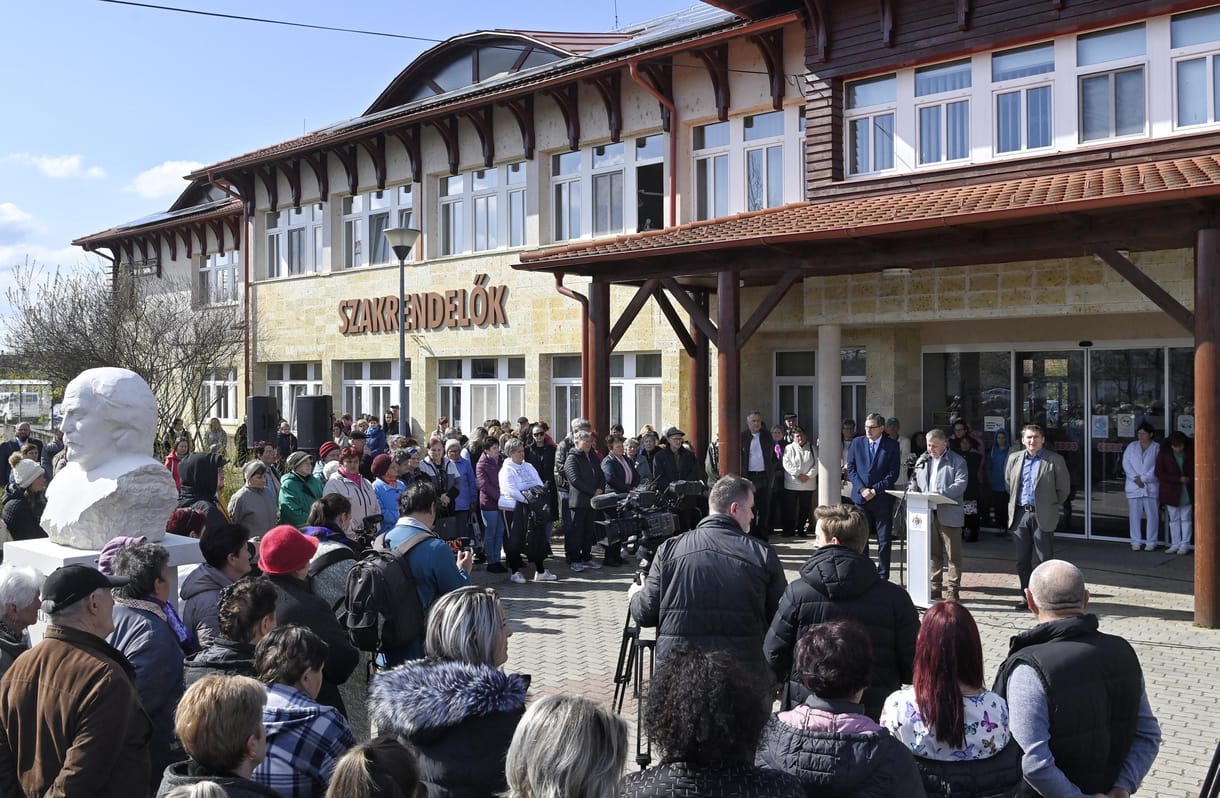 Cigándon a fideszes polgármester megakadályozta a szakrendelő bezárását, de most államosítják